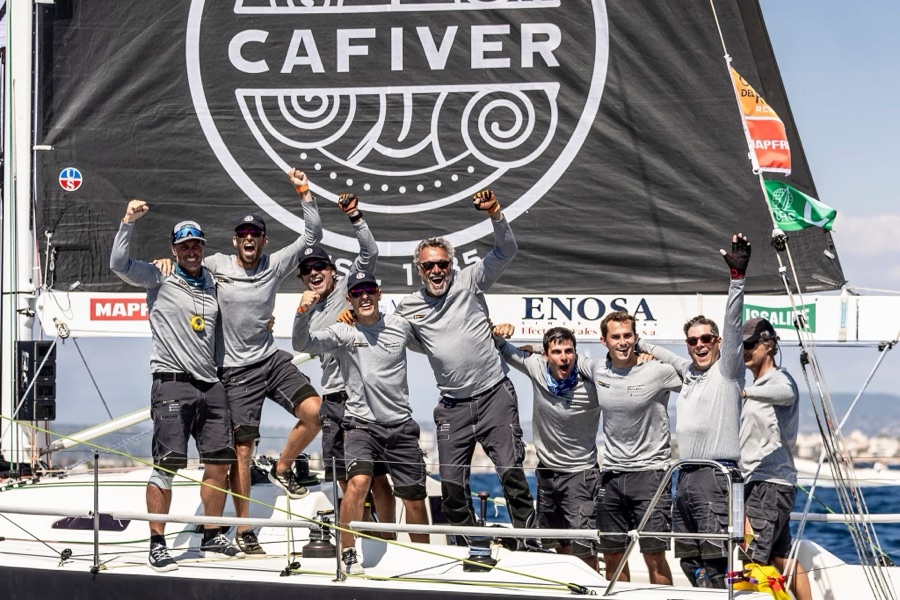 Tripulación celebrando la victoria en la Copa del Rey MAPFRE