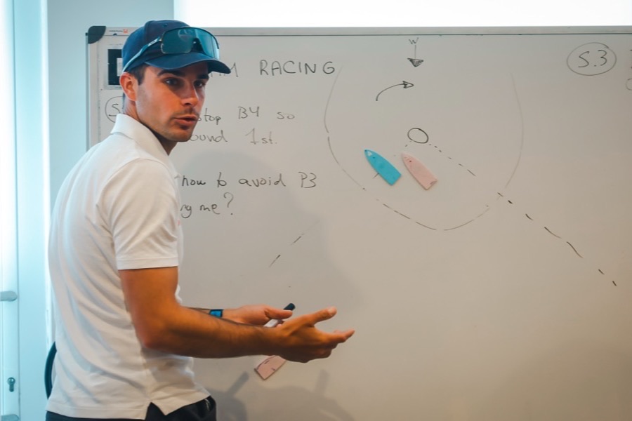 Món Cañellas explicando una situación de team racing en la pizarra