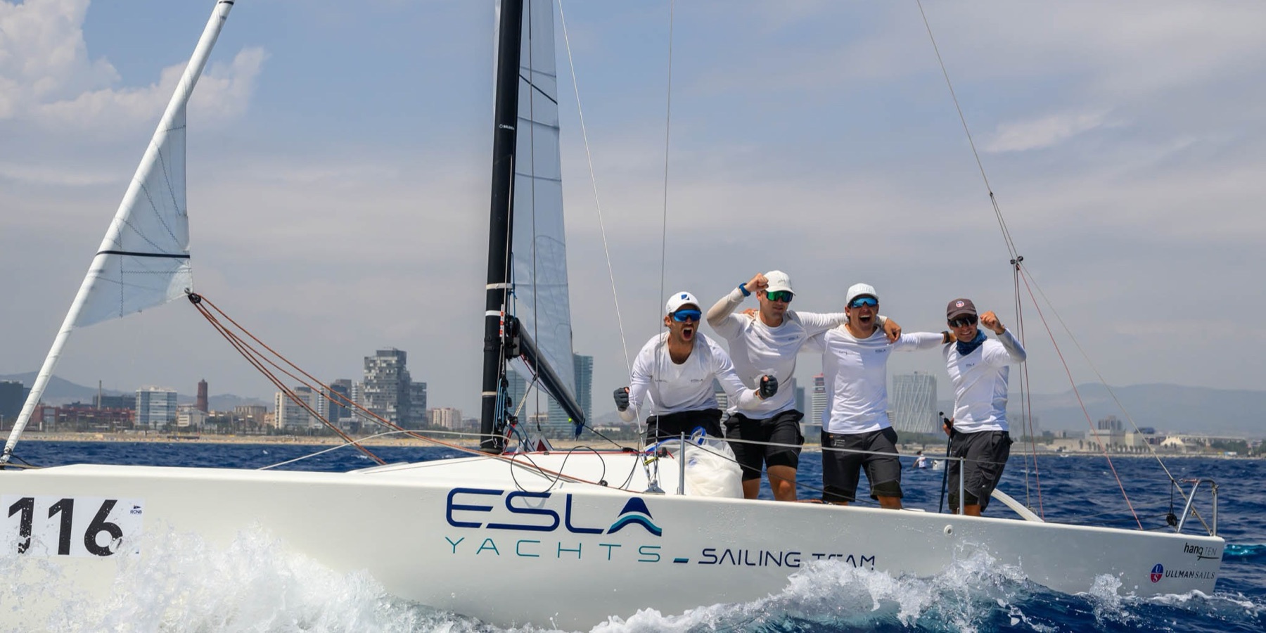 La tripulación del Hang Ten celebra el título europeo J/70 2026 frente a Barcelona
